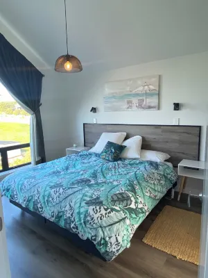 Modern apartment with stunning views of Lighthouse and short walk to beach.  호텔