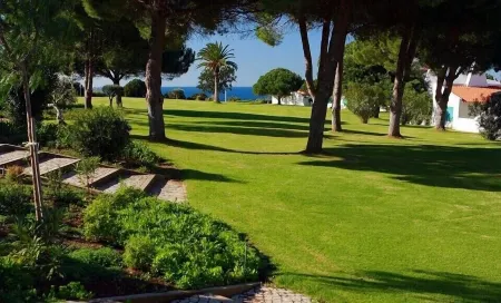 2 Bedroom Luxury Apartment at Prainha Resort - 5 minutes walk from the beach Отели в г. Алвор