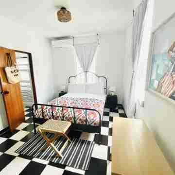 Luxury 1 bed Apartment 4. Steps from the beach! Rooms