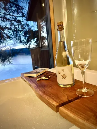 Salish Sunset Cabin/Oceanfront in Private Forest Отели рядом с достопримечательностью «Суорц Бэй Терминал»