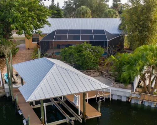 Waterfront oasis with private heated & screened pool, dock w/boat lift. 3BR/2BA Hotels in Apollo Beach