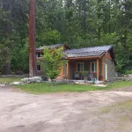 Family friendly 2 bdrm/ 3 bed  home mins from sandy beaches and downtown Nelson!