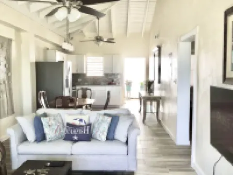 Affordable Solar powered 2-Bedroom Haven with Washer/Dryer, near Red Hook!