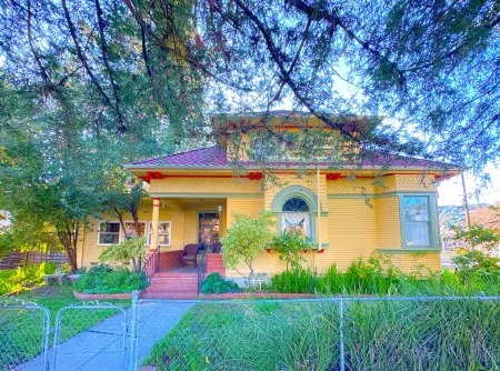 Spacious 5-bedroom wine country retreat in downtown Cloverdale