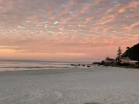 Coolangatta, Gold Coast unit walk to beach & shops