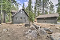 2 Mi to Tahoe Donner Ski Resort Forest-View Haven - Pet friendly