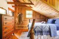 1800s Romantic Cabin! Fireplace and 3 Jacuzzi Tubs