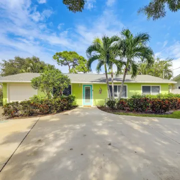Tropical Pool Oasis on Quarter Acre by Downtown Stuart
