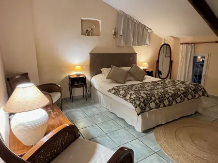 Logis Hôtel la Bastide des Monges Отели в г. Мериндоль-Лез-Оливье