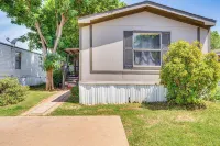 13 Mi to OKC Edmond Home with Pool Access! فنادق في Edmond