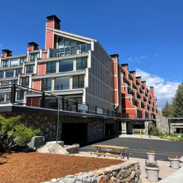 Gorgeous Mountain Views and Access to 3 Hot Tubs, Pool, Hiking! by RedAwning