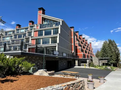 Gorgeous Mountain Views and Access to 3 Hot Tubs, Pool, Hiking! by RedAwning - Apartments