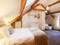 Cwm Yr Afon Cottage Hotels near Shell Island