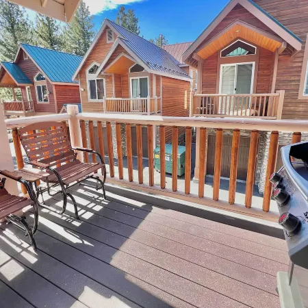 Mammoth Lakes Townhome - 10-min Walk to Village!
