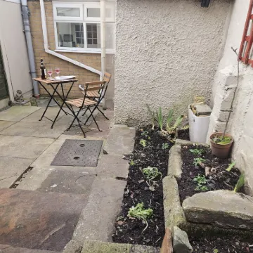 Rhif Deg Hotels near The Royal Welsh Regimental Museum