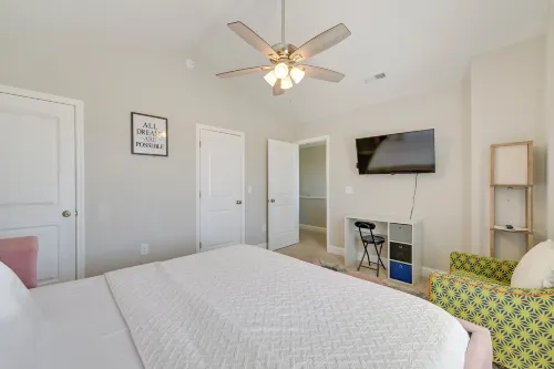 5 Mi to Charlotte Motor Speedway: Cozy Townhome - Homestays