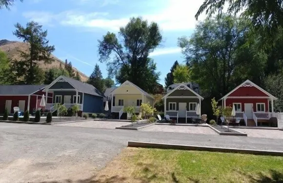 埃奇沃特熔岩溫泉村