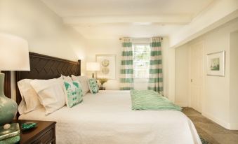 The Blue Pearl - Soak up Views from a Scenic Poolside Upper Deck