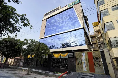 Relax Suites Отели рядом с достопримечательностью «Radha Krishan Park»