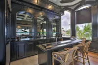 Luxe Cape Coral Escape w/ Boat Dock + Cabana! - Parkplatz