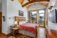 Amazing Pet-Friendly Executive Home, Ski-in Walk-Out - LR884 by Redawning - Bungalows