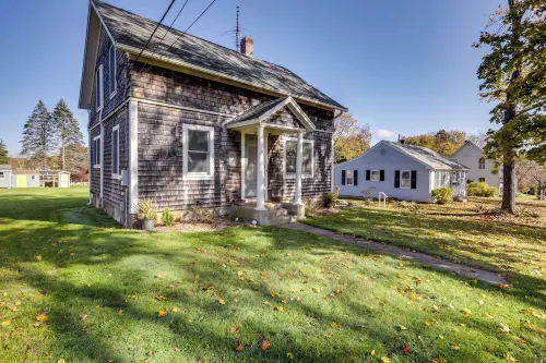 Cozy Historic Wakefield Home Close to Beaches - Pet friendly