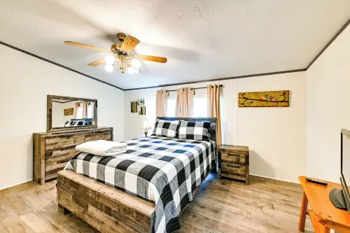 Quiet Horseshoe Hill House by Lake Barkley! - parking