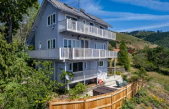 Hot Tub and Stunning River Views - Gorgeous Scenic Haven