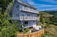 Hot Tub and Stunning River Views - Gorgeous Scenic Haven