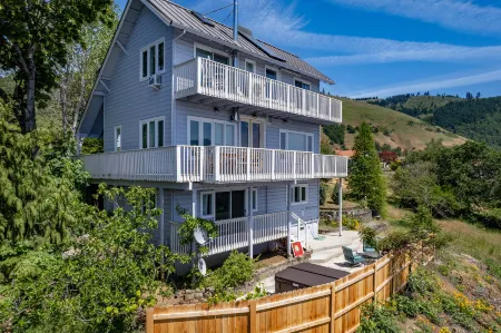 Hot Tub and Stunning River Views - Gorgeous Scenic Haven