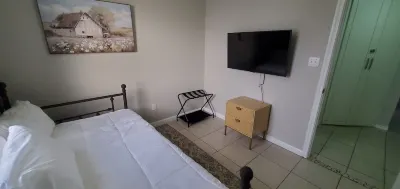 Charming & Spacious 4-bedroom homr with AC, WiFi, Lots of Parking in Brownsville