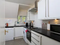 6 Chichester Court