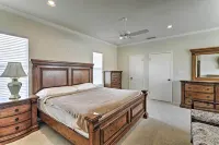 Pool & Hot Tub: Lakefront Harlingen Home - Wifi
