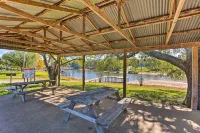 Walk to Cedar Creek Reservoir: Home w/ Fire Pit! - Homestays