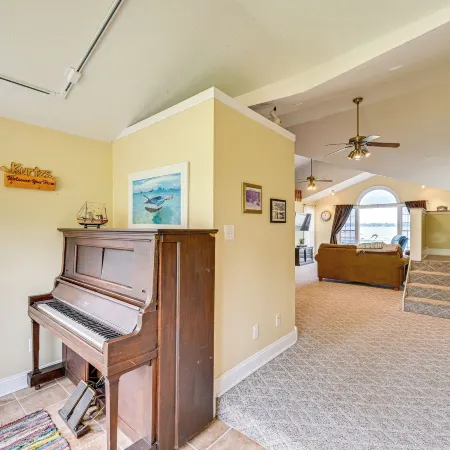 Scenic Views: Spacious Webster Lake House!