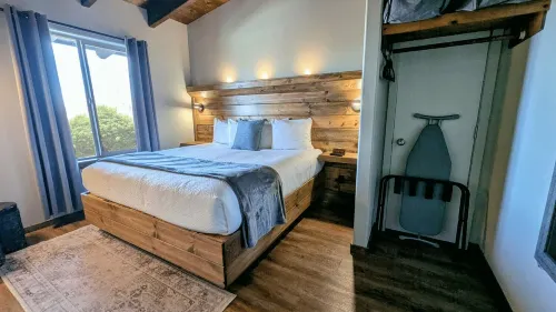 Lone Point Cellars Hotels in Brewster