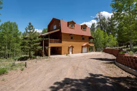 Cozy Cabin w/ Hot tub near amazing fishing lake!
