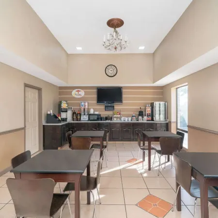 Super 8 by Wyndham North Little Rock/McCain Отели в г. Норт-Литл-Рок