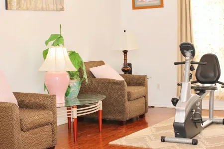 A fully furnished home within walking distance of downtown Mansfield Отели рядом с достопримечательностью «Харди Альмон Соссер Комплекс»