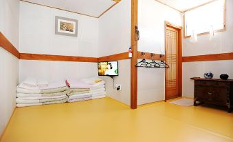 Happiness Full Hanok Guesthouse