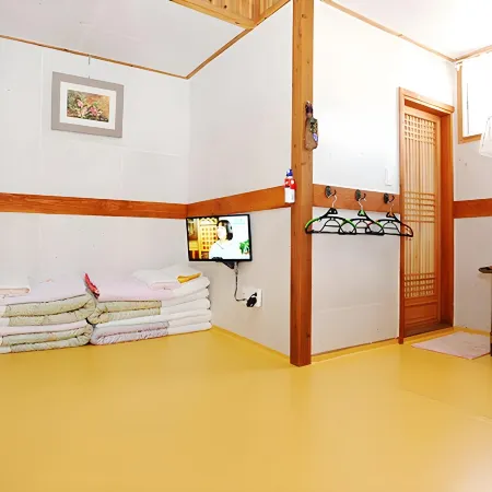 Happiness Full Hanok Guesthouse Отели рядом с достопримечательностью «Традиционный дом Хакиндан»