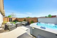 Utah Group Getaway w/ Patio! Swim, Soak & Hike - 駐車場