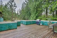 Lopez Island Hideaway w/ Coastal Views + Deck! - Wifi
