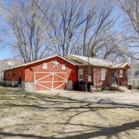 Cozy Helper Home w/ Fenced Yard, Pets Welcome