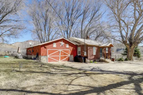 Cozy Helper Home w/ Fenced Yard, Pets Welcome - parking