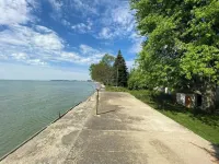 Peaceful Lakefront Living – 3-Br Home with Breathtaking Views; Pet & Smoke-Free 베를린 차터 타운쉽 호텔