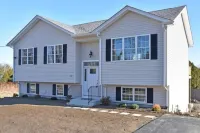 Spacious Bonnet Home Central to Narragansett Beaches and Newport Hotels near Walgreens