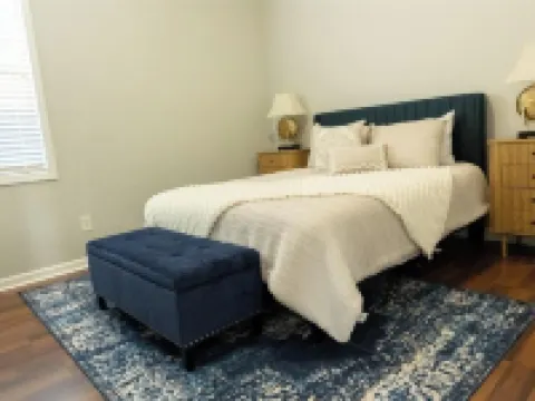 Charming 3-bedroom house in small-town Byron with WiFi, AC, and patio seating. Hoteles en Byron