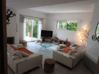 Upscale villa near UZES, private swimming pool, enclosed grounds, Wifi. Hotels in Collias