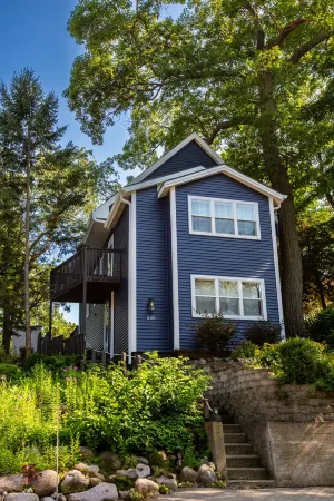 Waterfront Adventure & Relaxation: Kayaks, Sup, and Hot Tub on Site